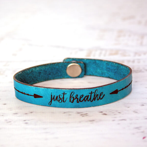 Just breathe Skinny Leather Bracelet Evening Blue 7.5